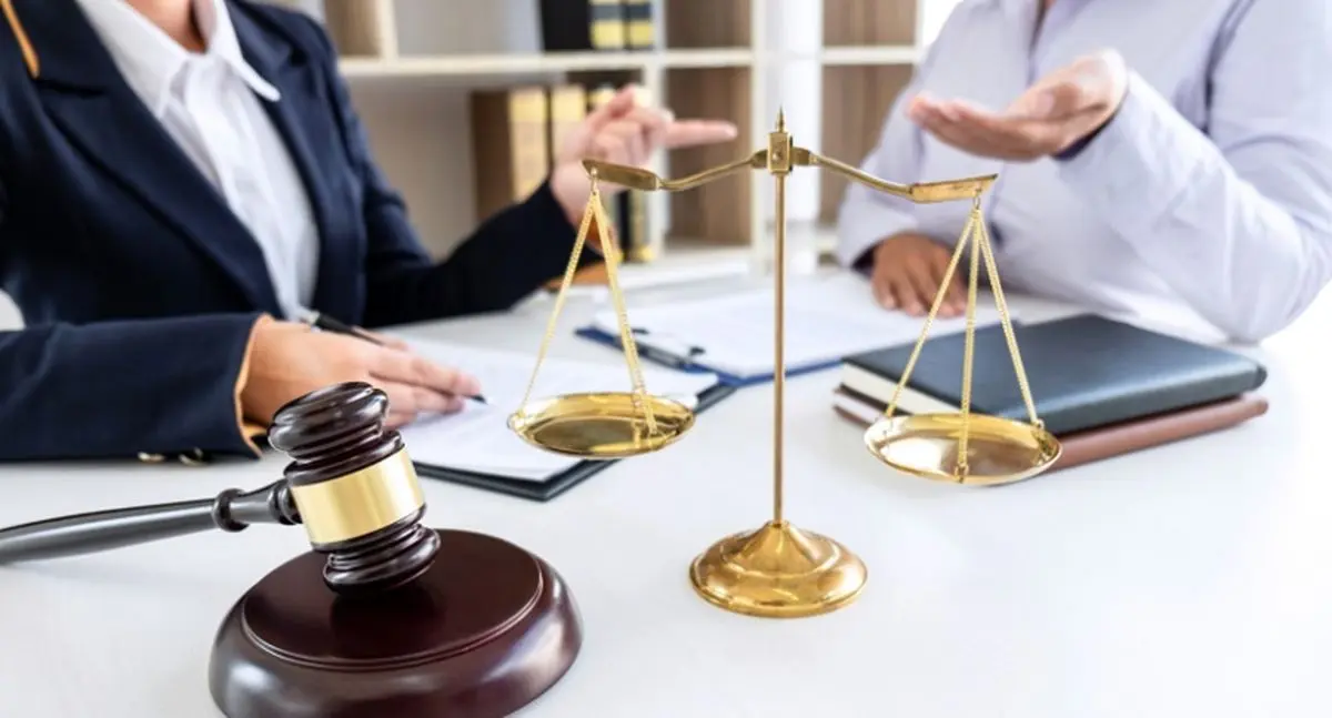 راهنمای جامع انتخاب وکیل دادگستری؛ تفاوت وکیل حقوقی و کیفری