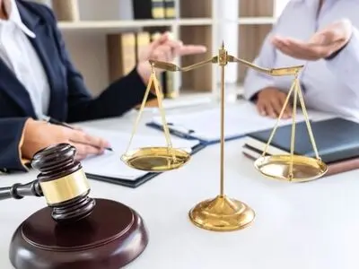 راهنمای جامع انتخاب وکیل دادگستری؛ تفاوت وکیل حقوقی و کیفری