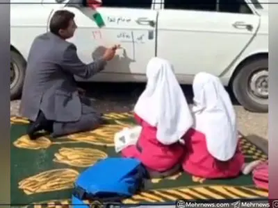 درِ خودرویی که تخته کلاس آقا معلم شد!+ فیلم