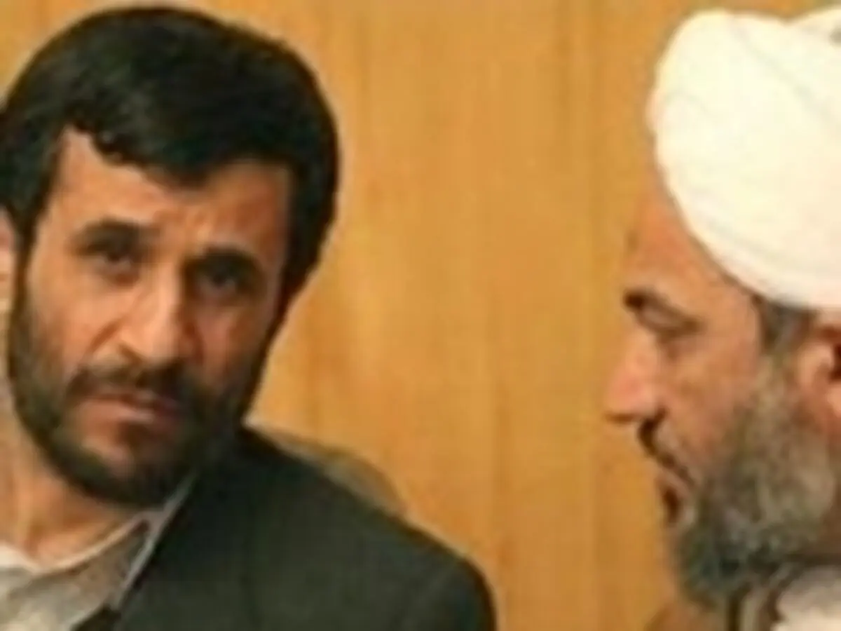 خطاهای احمدی‌نژاد با آب زمزم و کوثر هم پاک نمی‌شود 