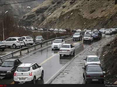 ترافیک نیمه سنگین در محور چالوس/ سطح جاده‌ها لغزنده است؛ رانندگان با سرعت مطمئنه برانند