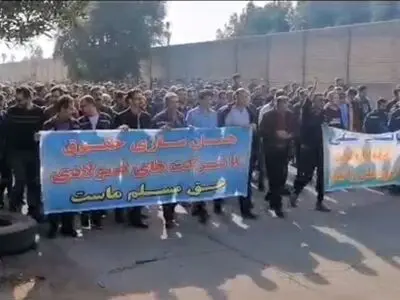کارکنان گروه ملی باز هم تجمع کردند 
