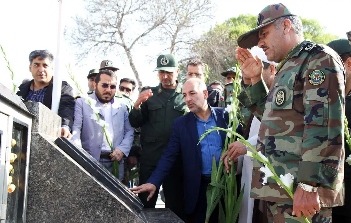 عطر افشانی و گلباران مزار شهدای قزوین با حضور جمعی از نیروهای مسلح
