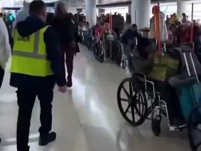 موج تقاضای عجیب ویلچر در پروازهای هند-آمریکا + فیلم