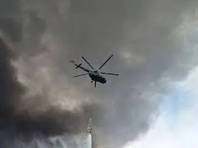 لحظه دلهره آور انفجار زیر بالگرد هلال احمر هنگام عملیات اطفاء حریق در بندر رجایى/فیلم