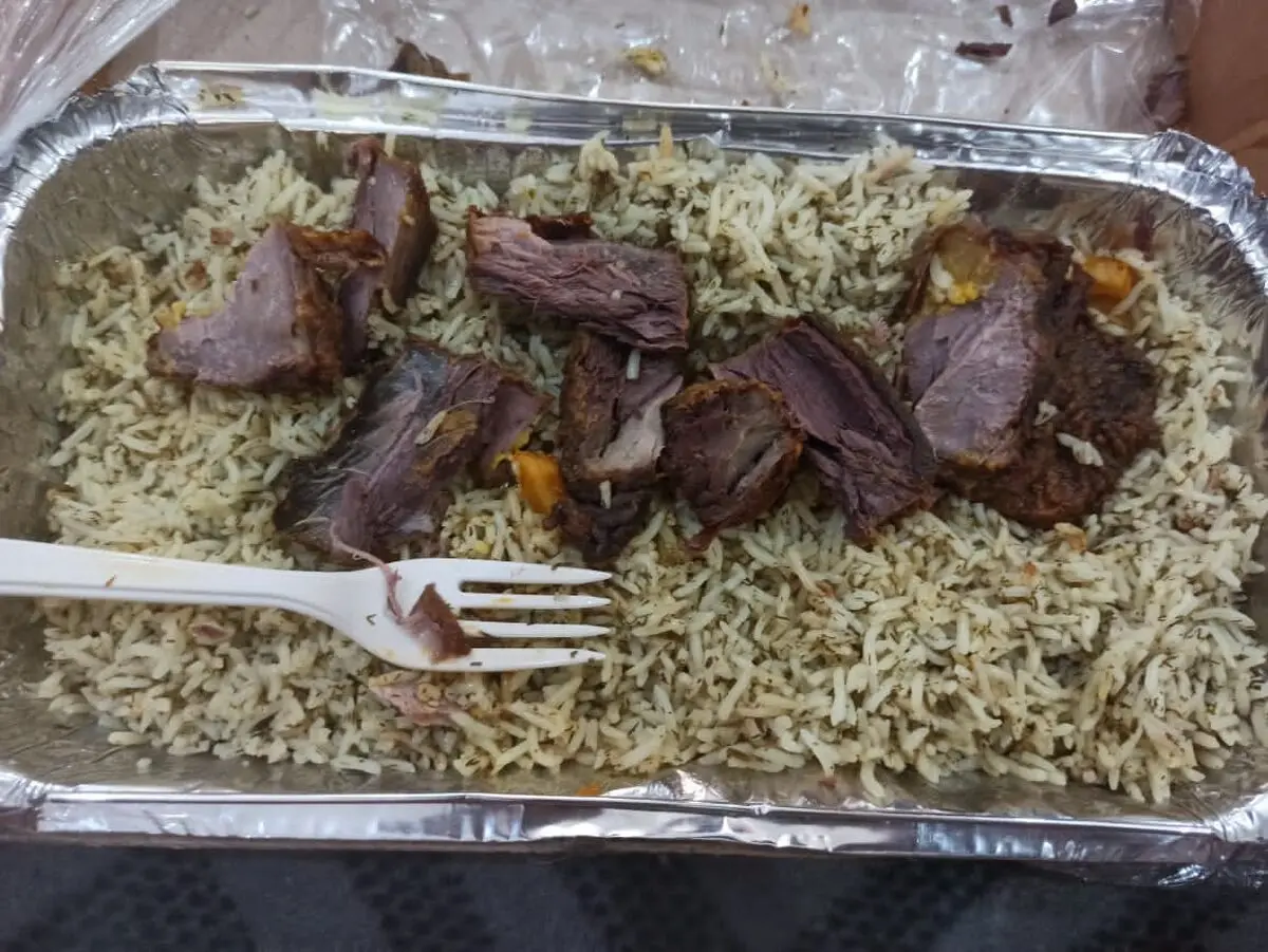گلایه کارگران پایانه‌های نفتی خارک و عسلویه از کیفیت و کمیت غذا 
