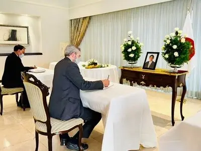 امضای دفتر یادبود شینزوآبه توسط معاون سیاسی وزارت امور خارجه