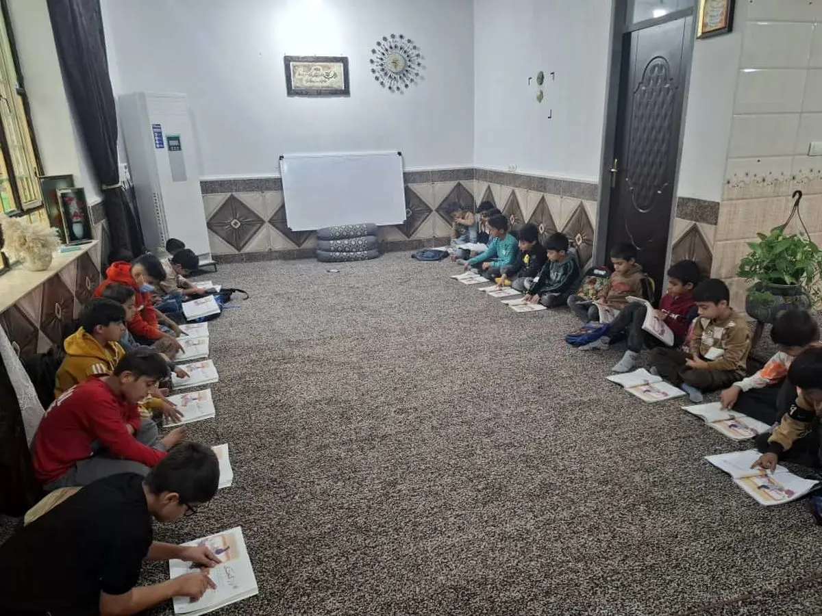 کلاس درس در خانه؛ معلم سوم ابتدایی روستای بنادر کرخه، جای مدرسه را پر کرد