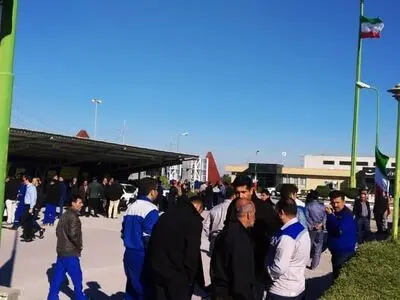 دومین روز اعتصاب کارگران پتروشیمی اروند/ کارگران: حراست کارت تردد ما را گرفت/ لزوم طرح مسئله در کمیسیون کارگری بندر ماهشهر 