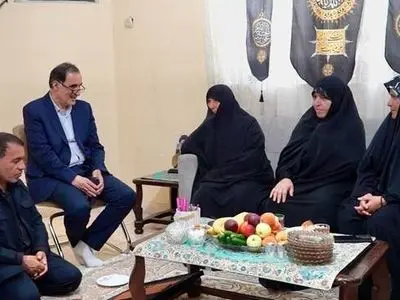 دیدار رئیس بنیاد شهید و امور ایثارگران با خانواده شهید سردار علیرضا تنگسیری