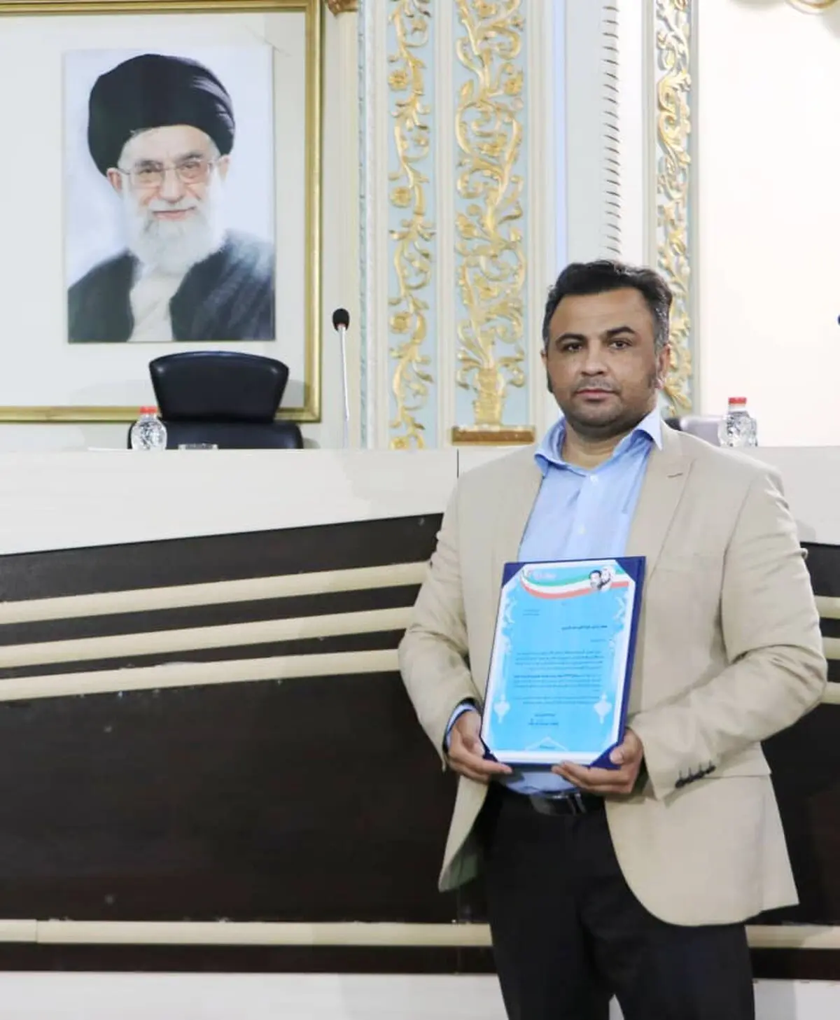 تجلیل فرماندار از مدیر روابط عمومی فرمانداری بندرعباس