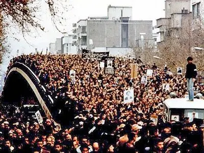 در مقاطعی شعارهای ابتدایی انقلاب به طور کامل محقق نشد