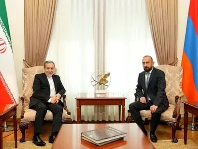 عراقجي يلتقي نظيره الأرميني في يريفان