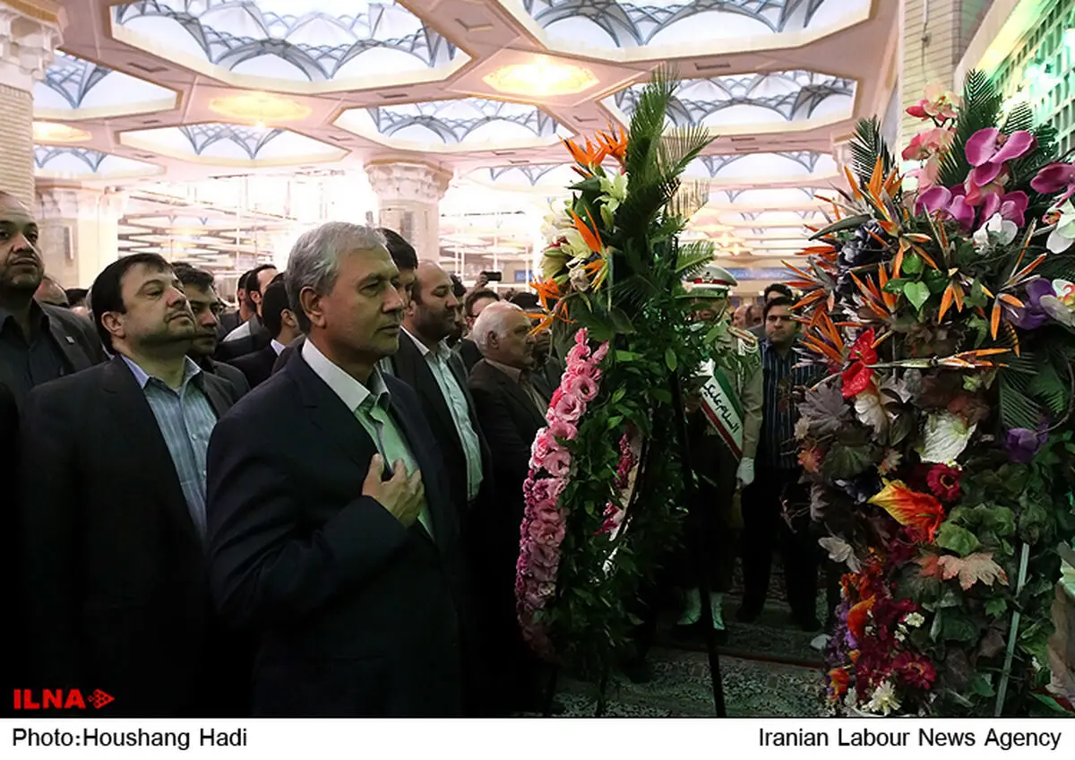 هیئت اجرایی خانه کارگر در اولین روز از هفته کارگر به مرقد امام رفتند