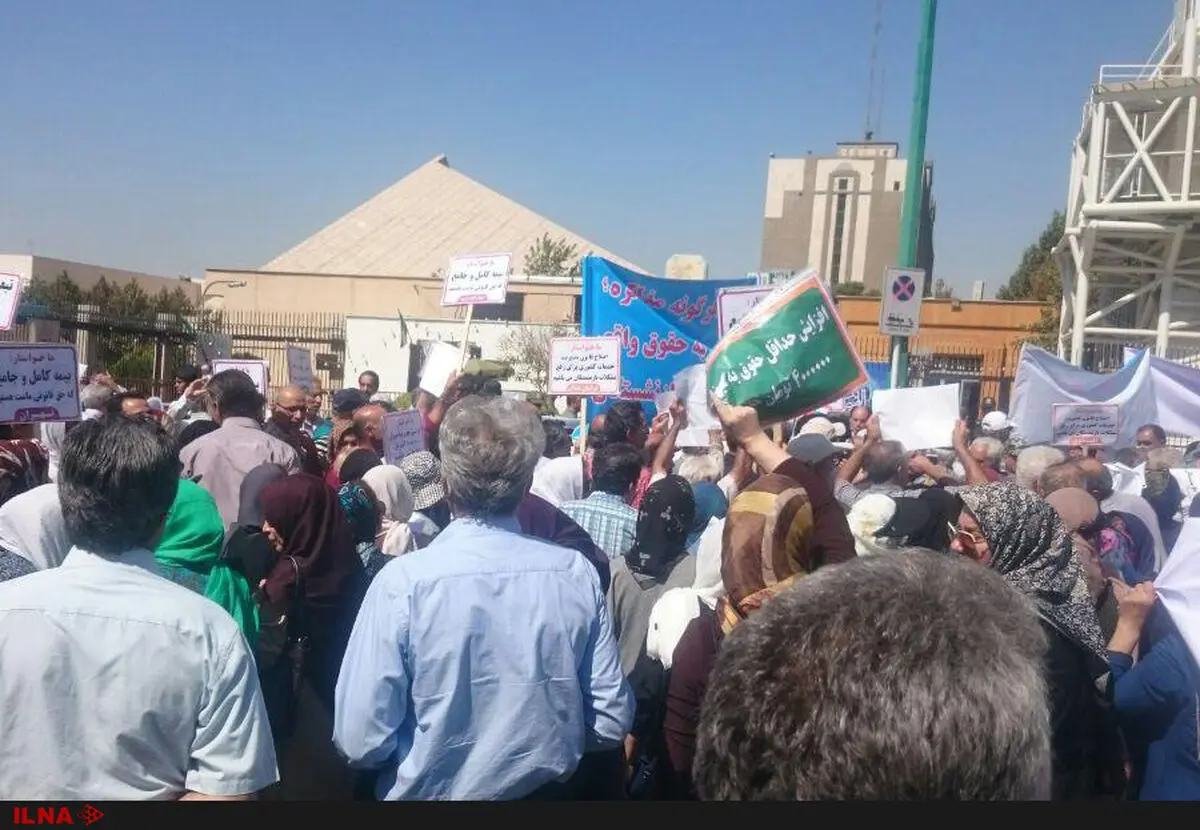 تجمع بازنشستگان مقابل مجلس/افزایش مستمری‌ها و اجرای همسان‌سازی؛ خواسته معترضان