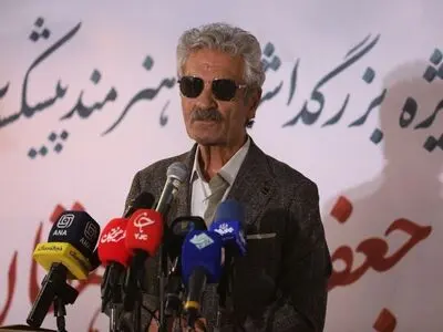مراسم تجلیل از جعفر دهقان برگزار شد/ بازیگری که چهار دهه بی‌حاشیه ماند