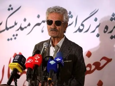 مراسم تجلیل از جعفر دهقان برگزار شد/ بازیگری که چهار دهه بی‌حاشیه ماند