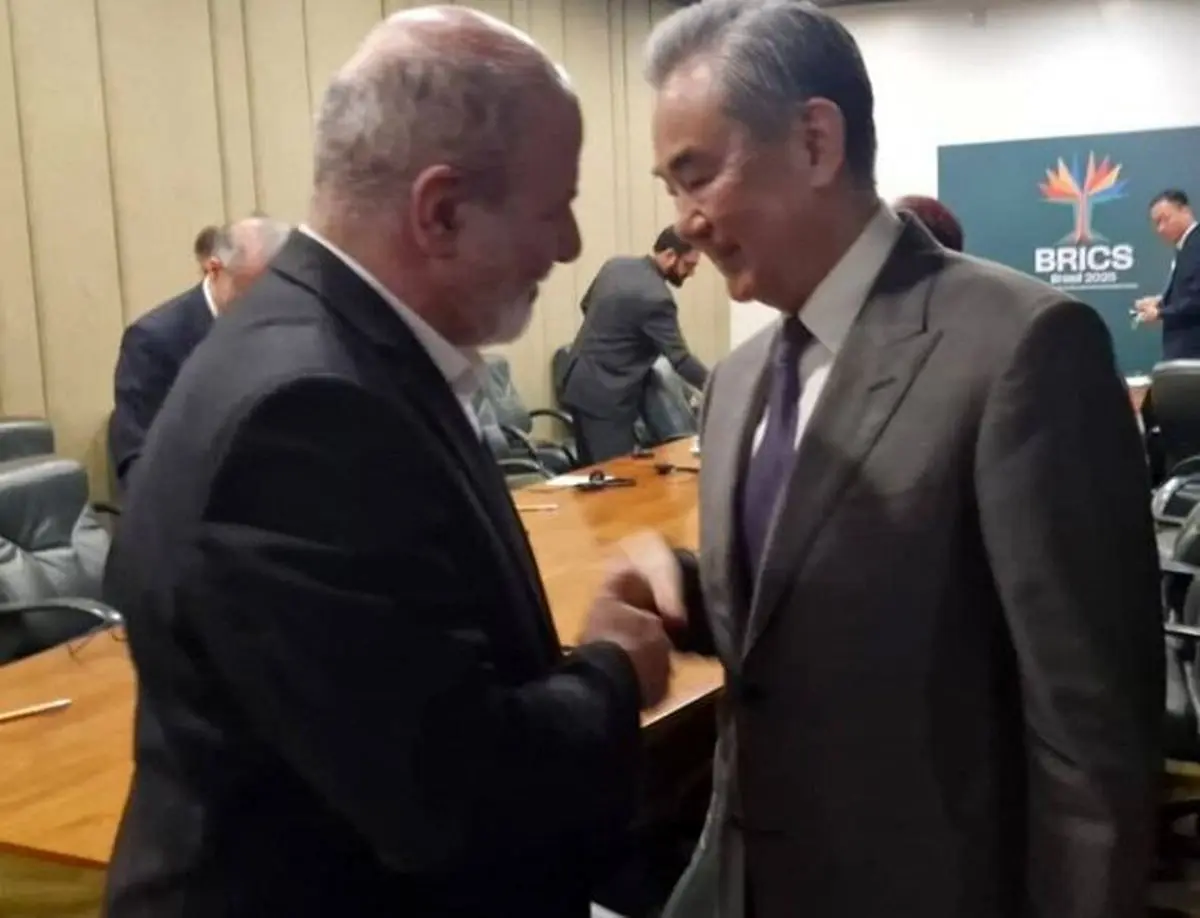 وزیر امور خارجه چین با احمدیان دیدار کرد
