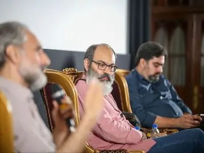 معتمدی سعی دارد مخاطب را به نظام گفتمانی و معرفتی متصل کند