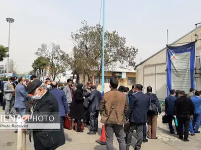 صف ثبت‌نام در انتخابات شوراها طولانی‌تر شد/ اختلال در سیستم ثبت‌نام اینترنتی+ عکس و فیلم
