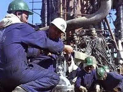 کارگران پیمانکاری پالایشگاه تهران گرفتار تبعیض/ دستمزد و مزایای پیمانکاری‌ها کمتر از رسمی‌هاست 