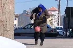 ویدئویی از روپایی زدن یک خانم در خیابان‌های گیلان