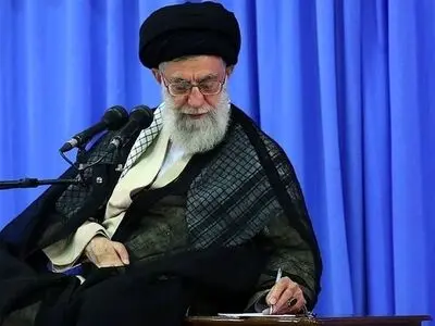 قائد الثورة یعزي السید نصرالله برحیل الشیخ عفیف النابلسي