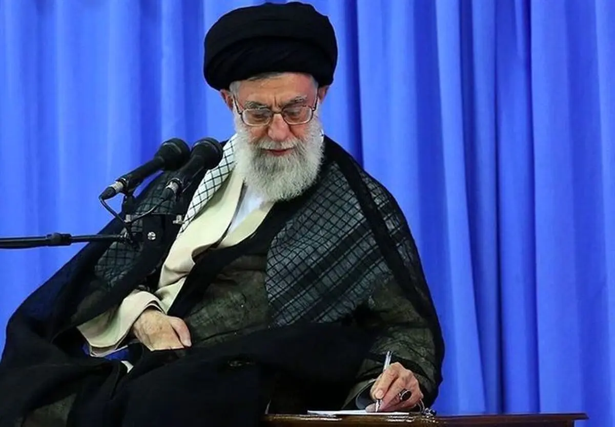 قائد الثورة الإسلامیة یعلن الحداد العام لمدة خمسة أیام علی استشهاد رئیس الجمهوریة ومرافقیه