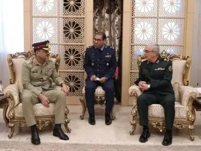رئیس هیئة الأرکان الإیراني یستقبل قائد الجیش الباکستاني