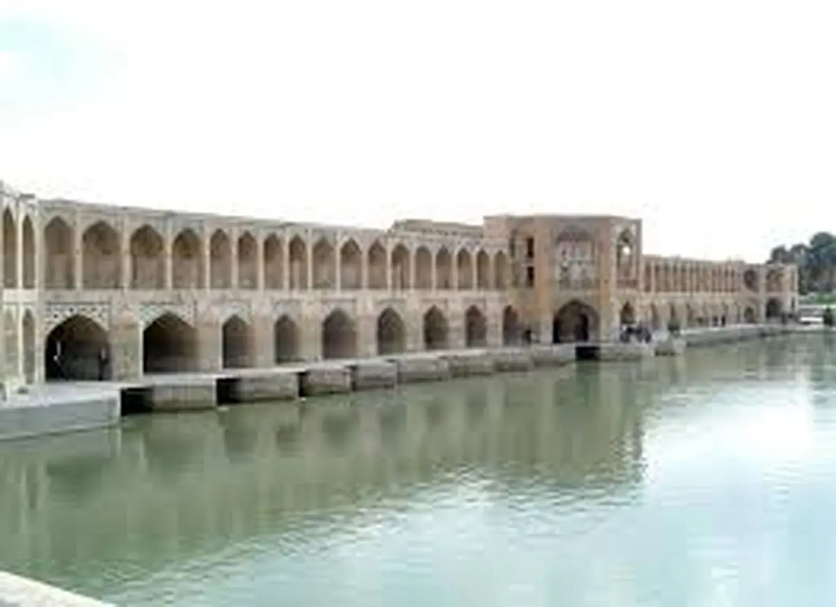 سر به سر داشتههای اصفهان نگذارید / زاینده رود باید زنده بماند؛ حق انتقال آب به دیگر شهرها را نداریم