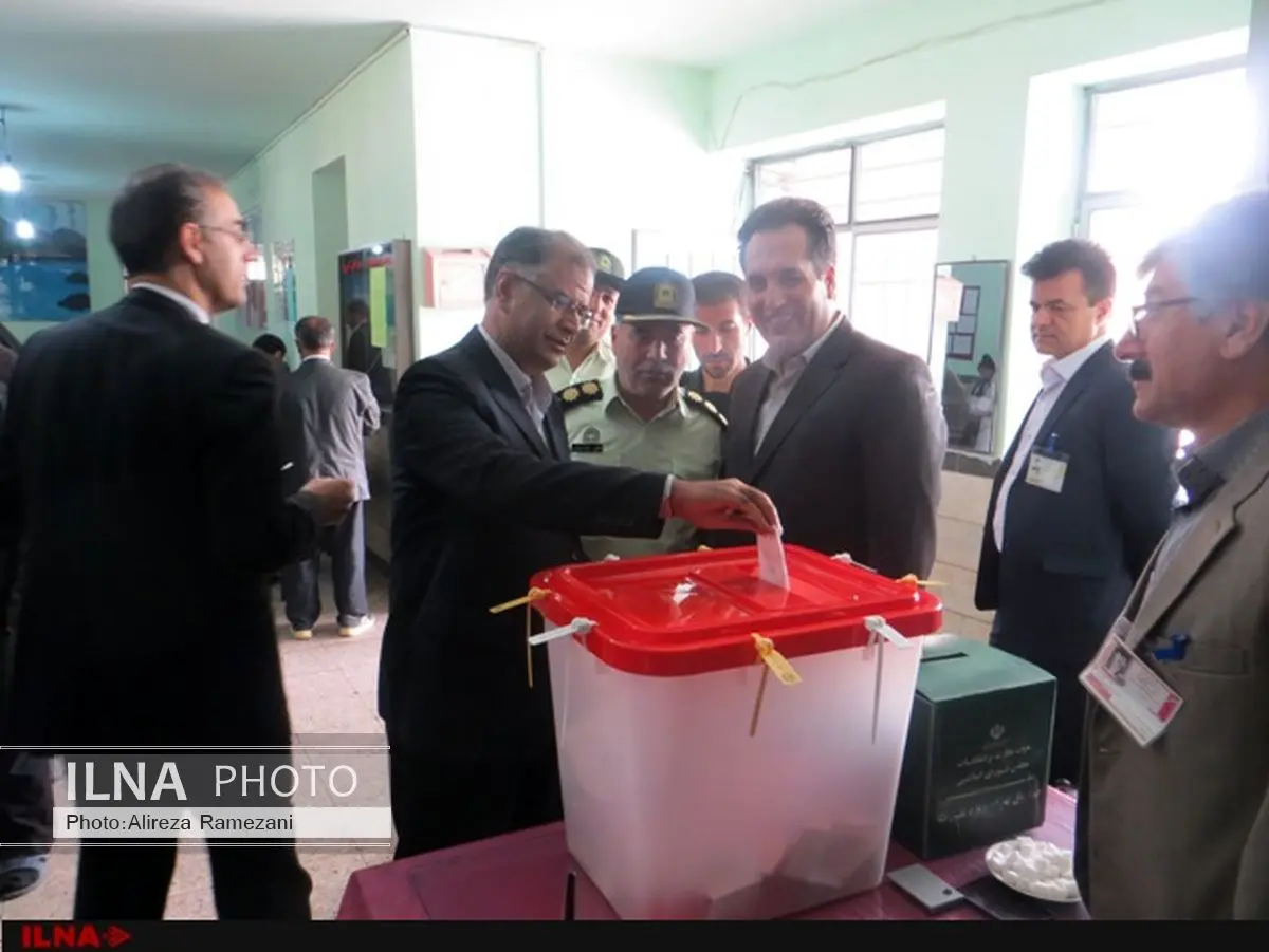 فرماندار شاهین دژ رأی خود را به صندوق انداخت 