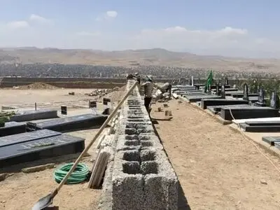 ماجرای انحراف چند درجه‌ای برخی قبور در باغ رضوان ارومیه/انحراف ۲۰ درجه قبور مشکل شرعی ندارد