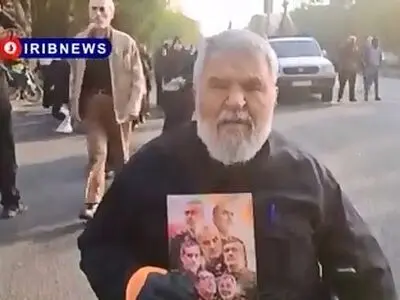 جانبازی که با یادگاری‌های ۸ سال دفاع مقدس، امروز برای بدرقه همرزمانش آمده بود + فیلم