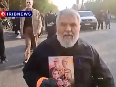 جانبازی که با یادگاری‌های ۸ سال دفاع مقدس، امروز برای بدرقه همرزمانش آمده بود + فیلم