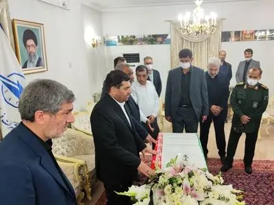 ادای احترام مخبر به پیکر یکی از شهدای حادثه تروریستی شیراز