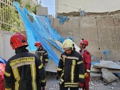 مصدومیت ۳ کارگر بر اثر ریزش آوار یک ساختمان 