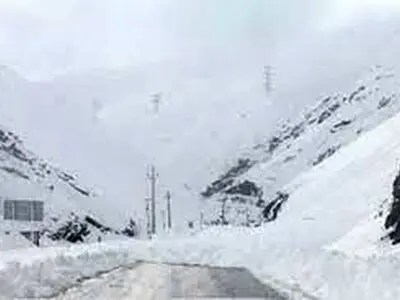 مسدود شدن کنارگذر شمالی اراک بر اثر بارش سنگین برف 