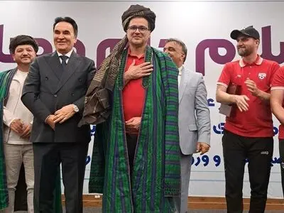 لباس محلی افغانستان بر تن سرمربی ایرانی
