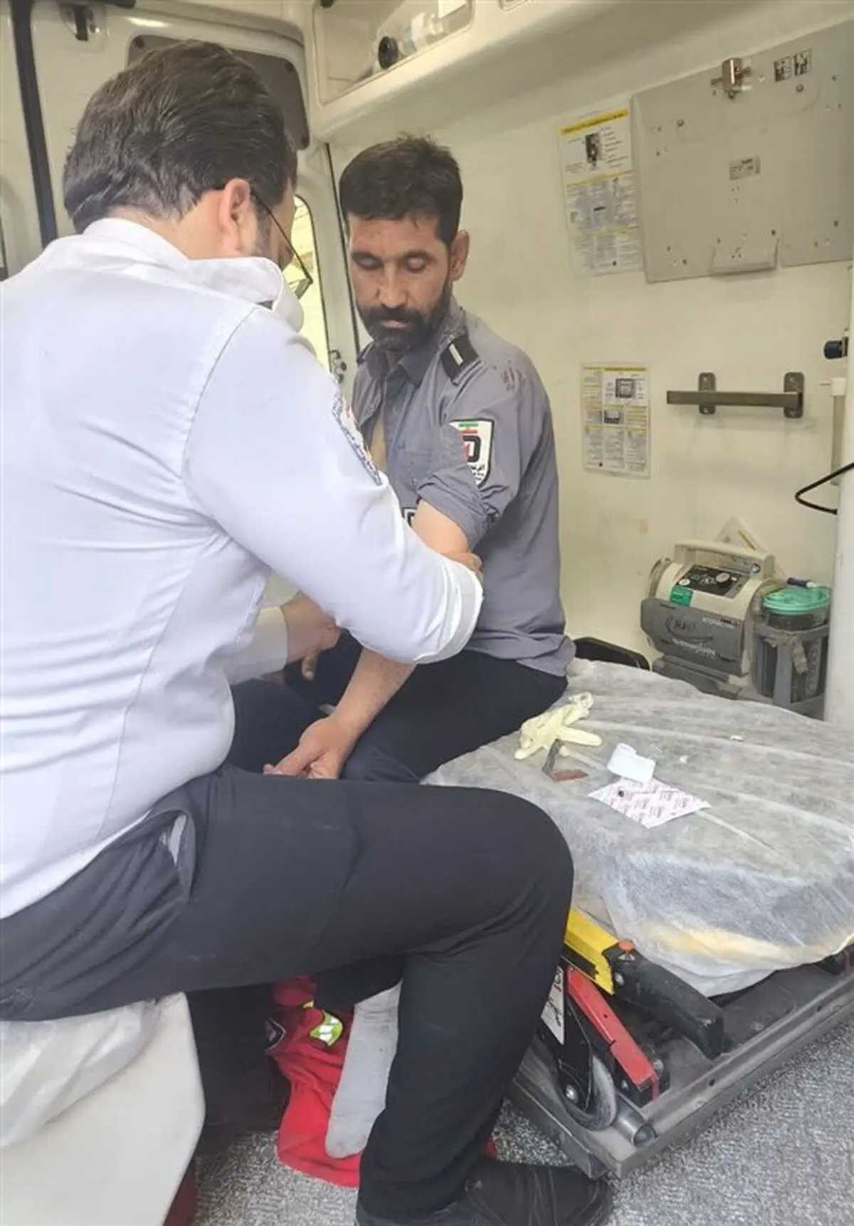 مصدومیت آتش‌نشان ملایری در جریان نجات جوانی که قصد خودکشی داشت