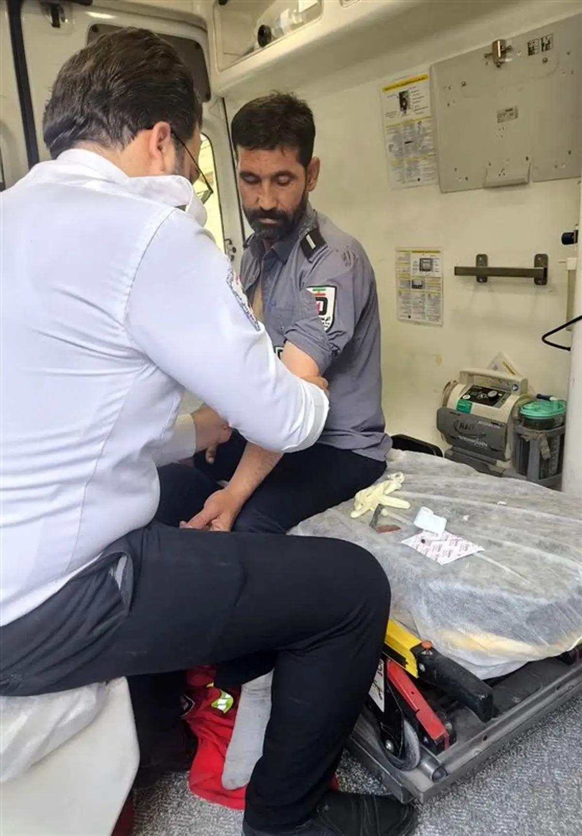 مصدومیت آتش‌نشان ملایری در جریان نجات جوانی که قصد خودکشی داشت