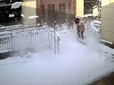 لحظه دلخراش سقوط یخ بر روی مادر و کودک در داغستان
