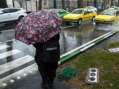 ترافیک سنگین در پایتخت در پی بارش‌ برف / با سرعت مطمئنه و آهسته برانید