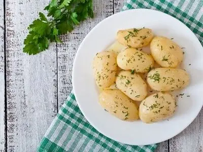 یک اشتباه رایج در آب‌پز کردن سیب‌زمینی