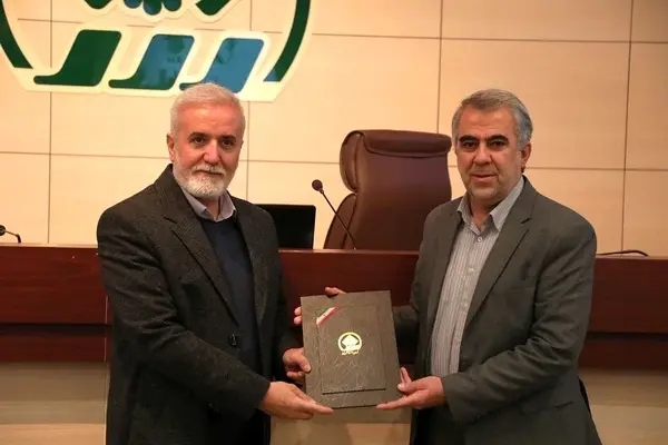 لوح تقدیر وزیر کشور به شهردار شیراز اعطا شد 