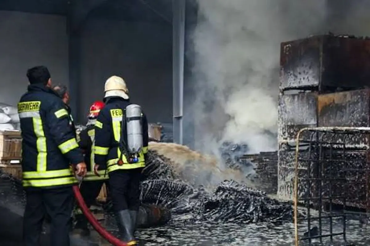 آتش در کارخانه برفاب شهرکرد مهار شد