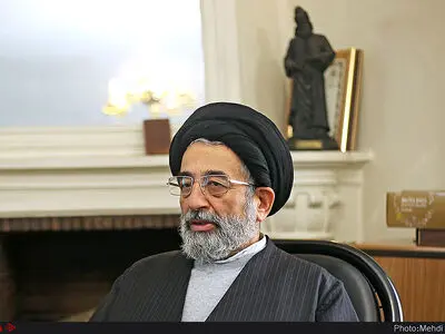 لکنت زبان جامعه برای بیان دیدگاه‌هایش باید از بین برود/ مسئولان به جای پاسخگویی به توجیه بسنده می‌کنند/ می‌خواهیم در چارچوب نظام قدم برداریم