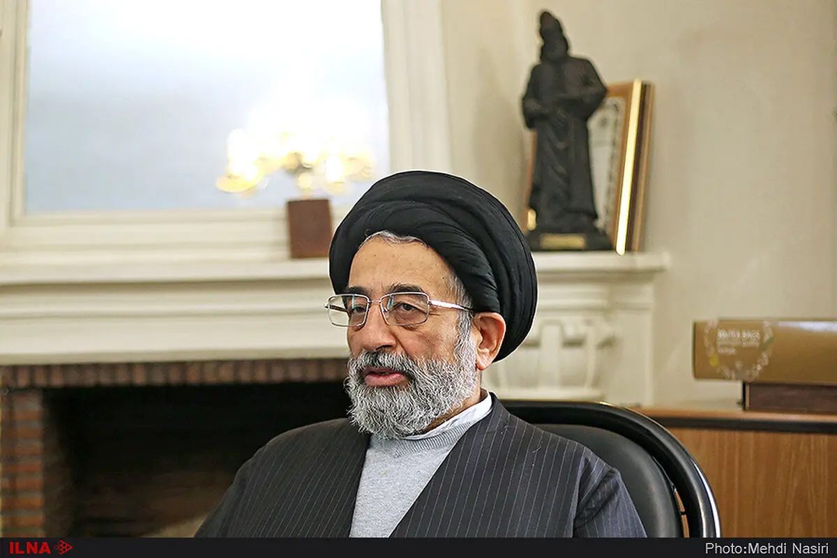 لکنت زبان جامعه برای بیان دیدگاه‌هایش باید از بین برود/ مسئولان به جای پاسخگویی به توجیه بسنده می‌کنند/ می‌خواهیم در چارچوب نظام قدم برداریم