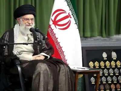 قائد الثورة: ینبغی للنخب الإیرانیة مواصلة مسیرة التقدم 