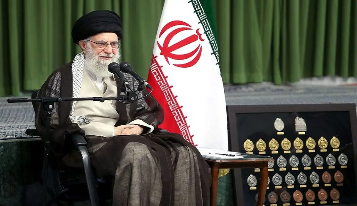 قائد الثورة: ینبغی للنخب الإیرانیة مواصلة مسیرة التقدم 