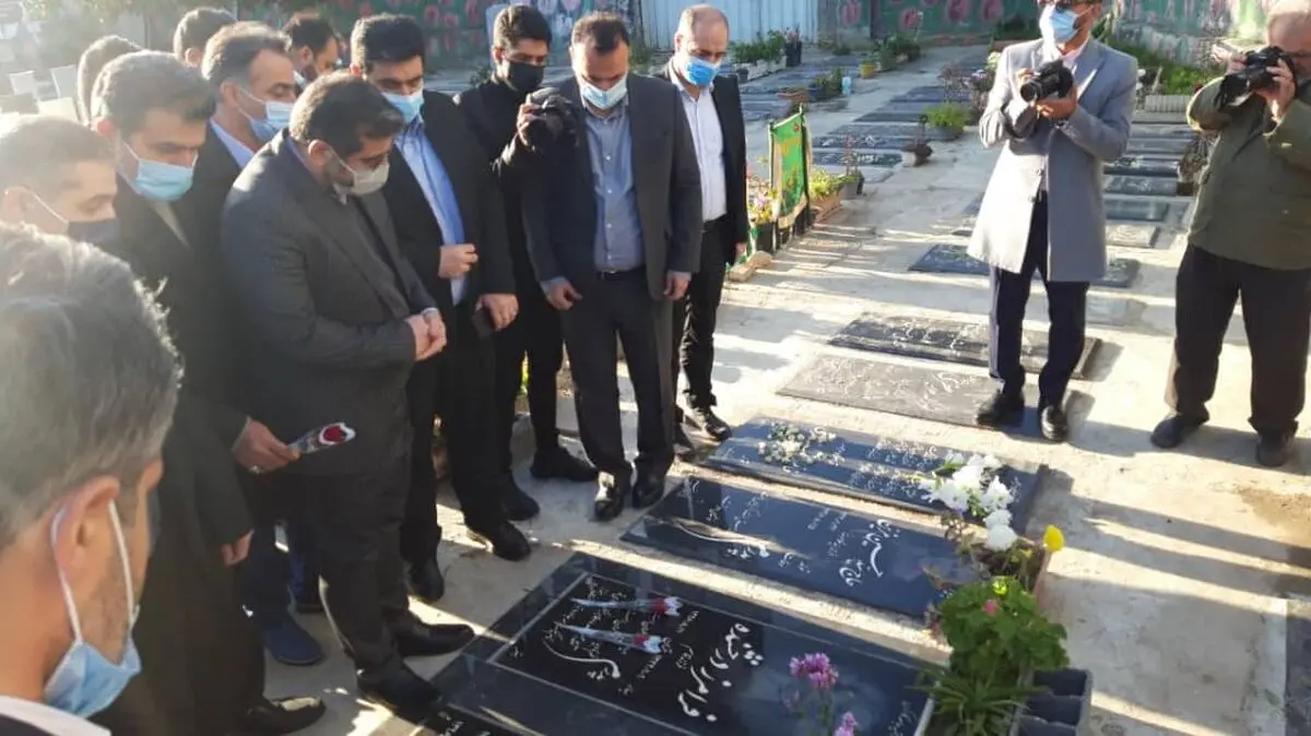 فاتحه‌خوانی وزیر فرهنگ و ارشاد اسلامی بر سر مزار سرپرست فقید خبرگزاری ایلنا در مازندران